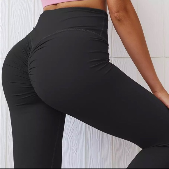1x Peachy Scrunch Butt Leggings ESSENTIAL BLACK - Picture 2 of 9